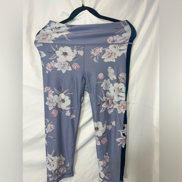 Peloton Wild Flower Reversible Capri Leggings medium - Picture 3 of 5
